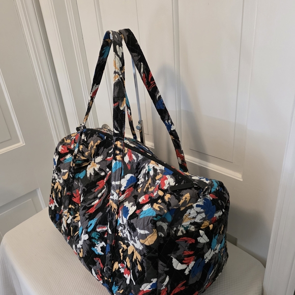 Vera Bradley Retired Pattern "SPLASH FLORAL" Large Duffle Bag, Great For Travel - Picture 3 of 13